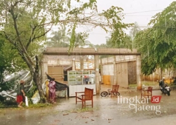 Kondisi toko milik warga Desa Bulungan, Kecamatan Pakis Aji, Kabupaten Jepara, rusak usai diterjang angin kencang pada Kamis, 9 Januari 2025. (Tomi Budianto/Lingkarjateng.id)