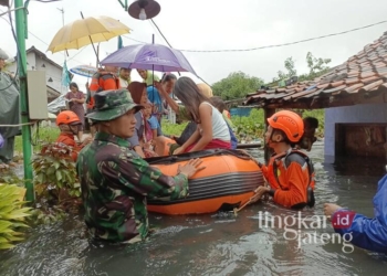 Petugas BPBD bersama warga mengevakuasi korban banjir di Kelurahan Tirto, Kecamatan Pekalongan Barat, Kota Pekalongan, pada Kamis, 30 Januari 2025. (Fahri Akbar/Lingkarjateng.id)