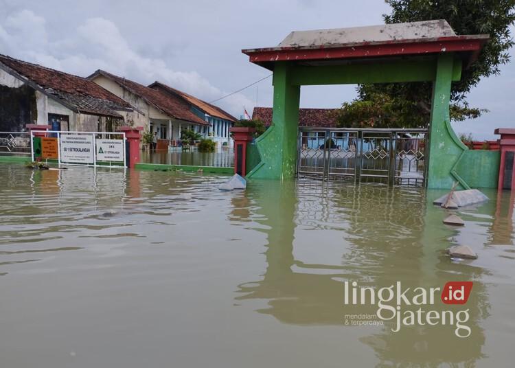 Tampak SDN 1 Setrokalangan di Kecamatan Kaliwungu,Kabupaten Kudus, yang tergenang banjir, Kamis, 30 Januari 2025. (Nisa Hafizhotus S./Lingkarjateng.id)