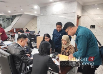 Tim Bawaslu Kota Semarang mempersiapkan berkas di Gedung MK, Jakarta, belum lama ini. (Dok. Bawaslu Kota Semarang/Lingkarjateng.id)