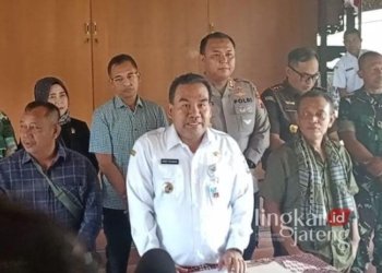 Bupati Blora Arief Rohman saat memediasi ormas Pemuda Pancasila dan GRIB Jaya di Pendopo Rumah Dinas Bupati Blora pada Rabu, 15 Januari 2025. (Hanafi/Lingkarjateng.id)