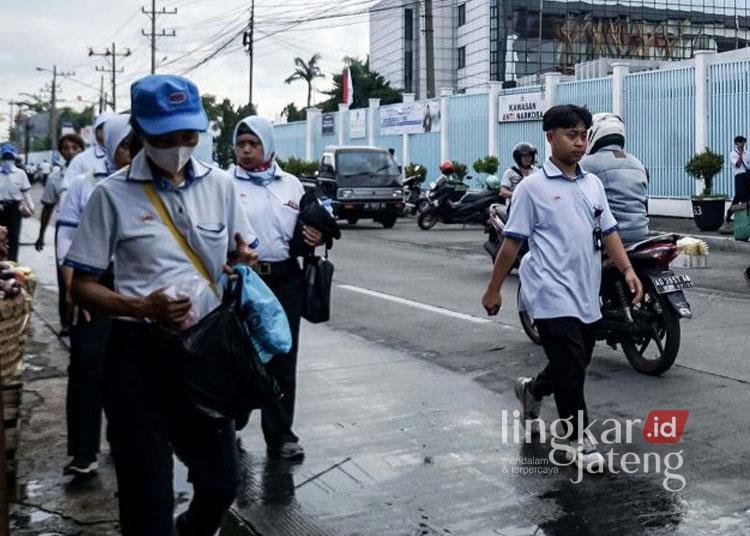 Buruh berjalan keluar dari pabrik PT Sri Rejeki Isman Tbk (Sritex) di Sukoharjo, Jawa Tengah, Kamis, 24 November 2024 lalu. (ANTARA/Lingkarjateng.id)