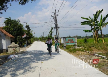 ILUSTRASI: Jalan Desa Gondel, Kecamatan Kedungtuban, Kabupaten Blora yang diperbaiki menggunakan dana desa 2024. (Prokompim Blora/Lingkarjateng.id)