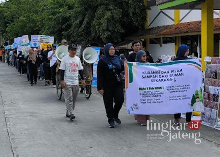 Jajaran DLH Kabupaten Kendal saat menyosialisasikan Perda Nomor 13 Tahun 2012 tentang Pengelolaan Sampah di Kabupaten Kendal pada Minggu, 19 Januari 2025. (Arvian Maulana/Lingkarjateng.id)