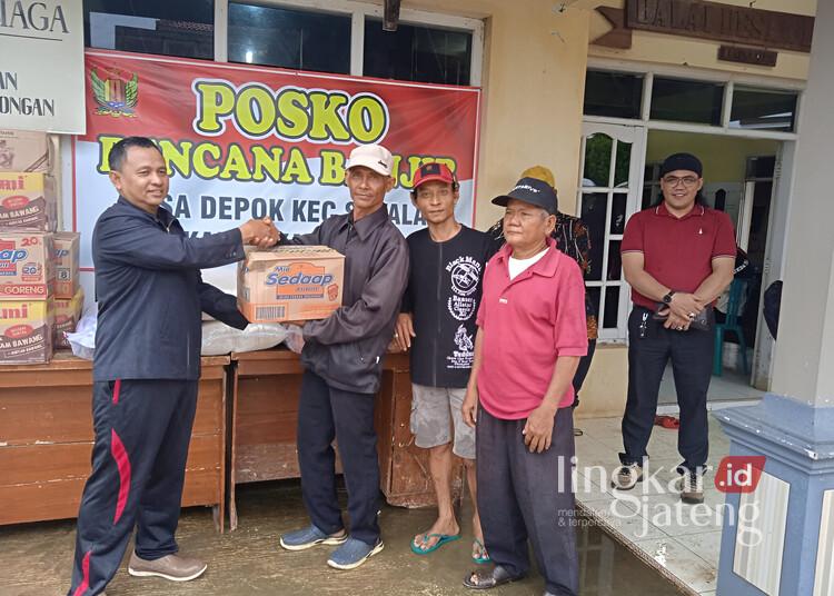 Wakil Ketua DPRD Kabupaten Pekalongan, Sumar Rosul (paling kiri), menyalurkan bantuan sembako kepada warga terdampak banjir di Desa Depok, Kecamatan Siwalan, pada Rabu, 29 Januari 2025. (Fahri Akbar/Lingkarjateng.id)