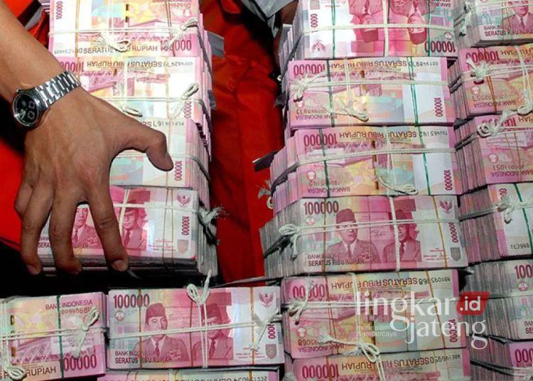 Dana Desa 2025 di Demak Dikucur Rp262 Miliar, Cek Perolehan Tiap Desa 25 ILUSTRASI: Seorang petugas menata uang kertas rupiah di bagian Cash Centre BNI di Jakarta. (Antara/Lingkar.news)