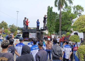Buruh yang tergabung dalam Serikat Pekerja Aneka Industri Federasi Serikat Pekerja Metal Indonesia (SPAI FSPMI) Jepara Raya menggelar aksi demonstrasi di depan Kantor Bupati Jepara pada Kamis, 16 Januari 2025. (Muhammad Aminudin/Lingkarjateng.id)