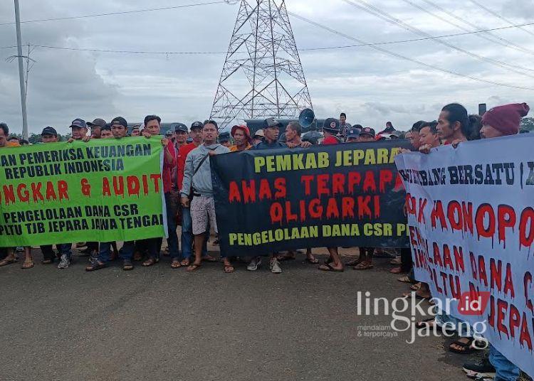 DEMO: Ratusan warga demo di jalan masuk PLTU Unit 5 dan 6 Desa Tubanan, Kecamatan Kembang, Kabupaten Jepara, pada Rabu, 22 Januari 2025. (Tomi Budianto/Lingkarjateng.id)