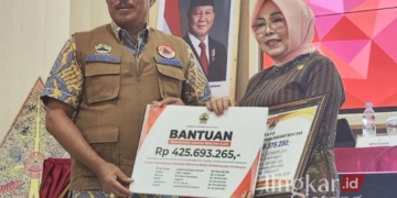 SIMBOLIS: Bupati Grobogan, Sri Sumarni, menerima bantuan penanganan dampak bencana dari Pemerintah Provinsi Jawa Tengah, Kamis, 23 Januari 2025. (Prokompim Grobogan/Lingkarjateng.id)