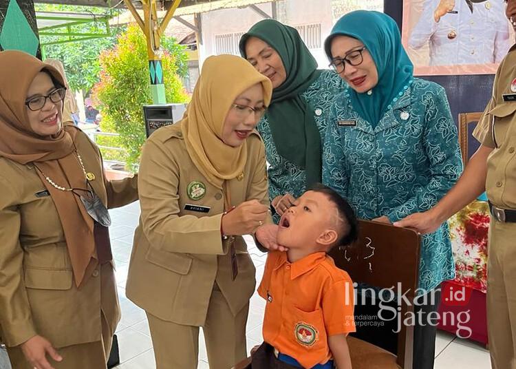 Mulai Februari, Warga Pati Dapat Layanan Cek Kesehatan Gratis di Hari Ulang Tahun 25 Kepala Dinkes Pati, Aviani Tritanti Venusia, saat melaksanakan imunisasi polio di TK Pertiwi 01, Kabupaten Pati, baru-baru ini. (Setyo Nugroho/Lingkarjateng.id)