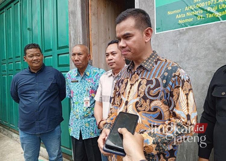 Direktur Stabilisasi Pasokan dan Harga Pangan (SPHP) Bapanas RI, Maino Dwi Hartono, saat melakukan kunjungan ke kelompok tani di Desa Trimulyo, Kecamatan Kayen, Kabupaten Pati, pada Jumat, 3 Januari 2025. (Setyo Nugroho/Lingkarjateng.id)