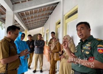 Disdikpora Kabupaten Kudus bersama Kodim 0722/Kudus saat melakukan survei lokasi dapur gizi program MBG di SD 3 Gribig, Kecamatan Gebog, Kabupaten Kudus, pada Senin, 6 Januari 2025. (Nisa Hafizhotus S./Lingkarjateng.id)
