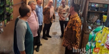 Tim Disperindag Grobogan saat melakukan inspeksi ke Pasar Raya Purwodadi. (Dok. Disperindag Grobogan/Lingkarjateng.id)