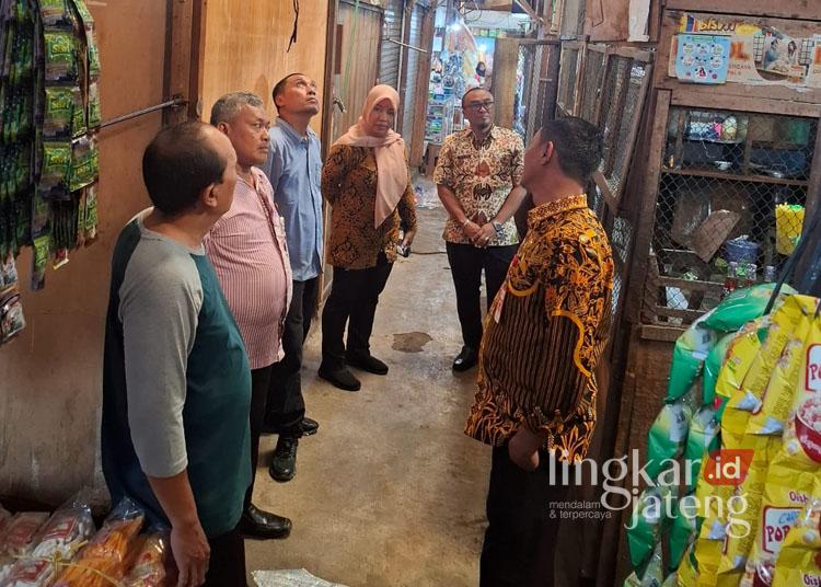Atap Pasar Raya Purwodadi Bocor, Disperindag Grobogan Janji Segera Lakukan Perbaikan 25 Tim Disperindag Grobogan saat melakukan inspeksi ke Pasar Raya Purwodadi. (Dok. Disperindag Grobogan/Lingkarjateng.id)