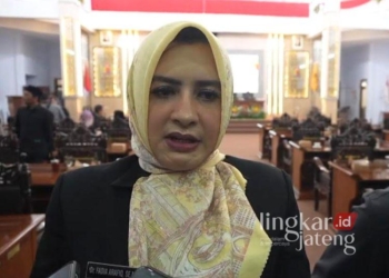 Bupati Pekalongan terpilih, Fadia Arafiq, saat dimintai keterangan usai rapat paripurna penetapan pasangan kepala daerah terpilih periode 2025-2030 di Gedung DPRD Kabupaten Pekalongan, Rabu, 15 Januari 2025. (Fahri Akbar/Lingkarjateng.id)