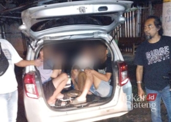 Tim Reskrim Polsek Pati bersama Tim Resmob Sat Reskrim Polresta Pati menangkap dua pemuda yang diduga telah melakukan aksi penodongan terhadap seorang warga pada Minggu dini hari, 12 Januari 2025. (Dok. Polresta Pati/Lingkarjateng.id)