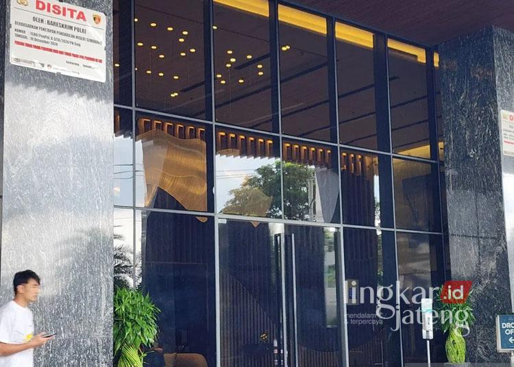 Papan penyitaan dipasang di depan Hotel Aruss Semarang oleh penyidik Bareskrim Polri di Semarang, pada Senin, 6 Januari 2025. (ANTARA/Lingkarjateng.id)