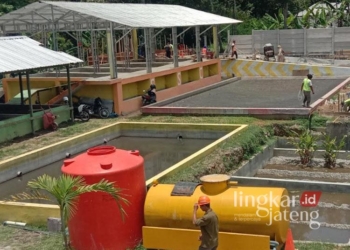 Sejumlah pekerja membangun sarana dan prasarana instalasi pengolahan lumpur tinja (IPLT) di komplek TPA Ngronggo, Kelurahan Kumpulrejo, Kecamatan Argomulyo, Kota Salatiga, belum lama ini. (Angga Rosa/Lingkarjateng.id)