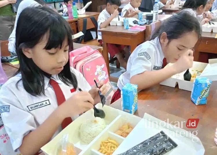 Siswa menyantap makanan saat pelaksanaan uji coba makan bergizi gratis di Sekolah Dasar Negeri (SDN) 03 Jakarta Pusat, Selasa, 22 Oktober 2024. (ANTARA/Lingkarjateng.id)