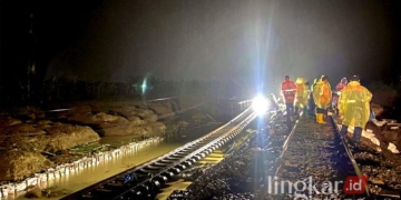 Sejumlah petugas tengah melakukan penanganan pada ruas rel kereta api dari Stasiun Gubug-Stasiun Karangjati atau tepatnya pada KM 32+5/7 di Kabupaten Grobogan, Sabtu (25/1) - HUMAS PT KAI DAOP 4 SEMARANG