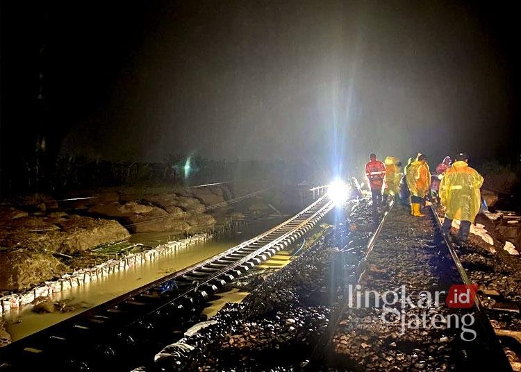 Sejumlah petugas tengah melakukan penanganan pada ruas rel kereta api dari Stasiun Gubug-Stasiun Karangjati atau tepatnya pada KM 32+5/7 di Kabupaten Grobogan, Sabtu (25/1) - HUMAS PT KAI DAOP 4 SEMARANG