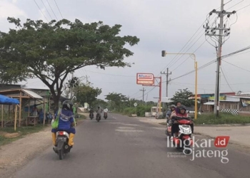 Sejumlah kendaraan saat melewati Jalan Raya Clangapan-Pamotan milik Pemkab Rembang. (Dok. Rembangkab/Lingkarjateng.id)