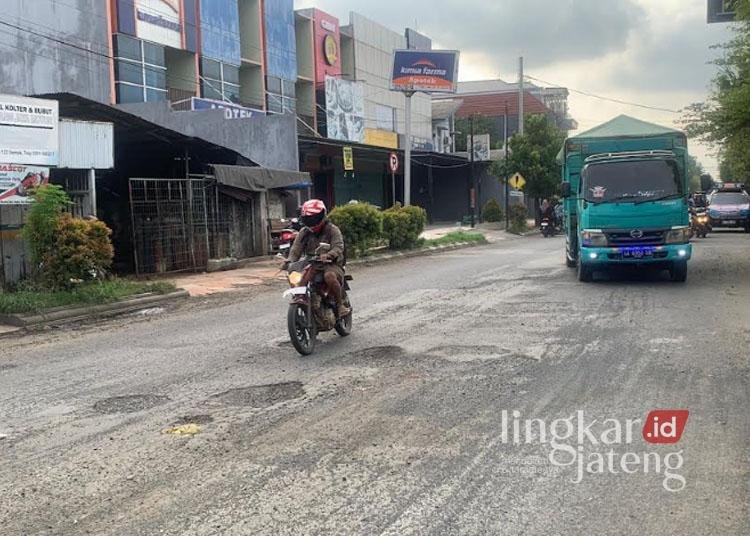 Kendaraan sedang melintas dan menghindari jalan berlubang yang ada di Jalan Pemuda Demak pada Jumat, 17 Januari 2025. (M. Burhanuddin Aslam/Lingkarjateng.id)