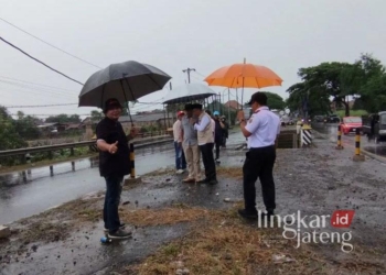 Ketua DPRD Kudus Masan saat melakukan peninjauan di Jembatan Kembar di Jalan Pantura Kudus-Pati di Desa Gondoharum bersama anggota Komisi C, Kepala Dinas Perhubungan Catur Sulistyanto dan Kepala Dinas Perumahan Kawasan Permukiman dan Lingkungan Hidup (PKPLH) Abdul Halil pada Kamis, 2 Januari 2025. (ANTARA/Lingkarjateng.id)