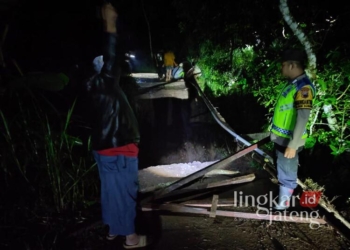 Jembatan Penghubung Dua Kecamatan di Kendal Ambrol, Akses Warga Terputus 25 Anggota dari Polsek Sukorejo, Kendal, saat melakukan peninjauan di lokasi jembatan yang ambrol. (Dok. Pribadi/Lingkarjateng.id)