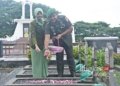 Kapendam IV/Diponegoro, Letkol Inf Andy Soelistyo, bersama istri sedang menabur bunga di Taman Makam Pahlawan (TMP) Giri Tunggal, Semarang, pada Rabu, 8 Januari 2025. (Dok. Pribadi/Lingkarjateng.id)