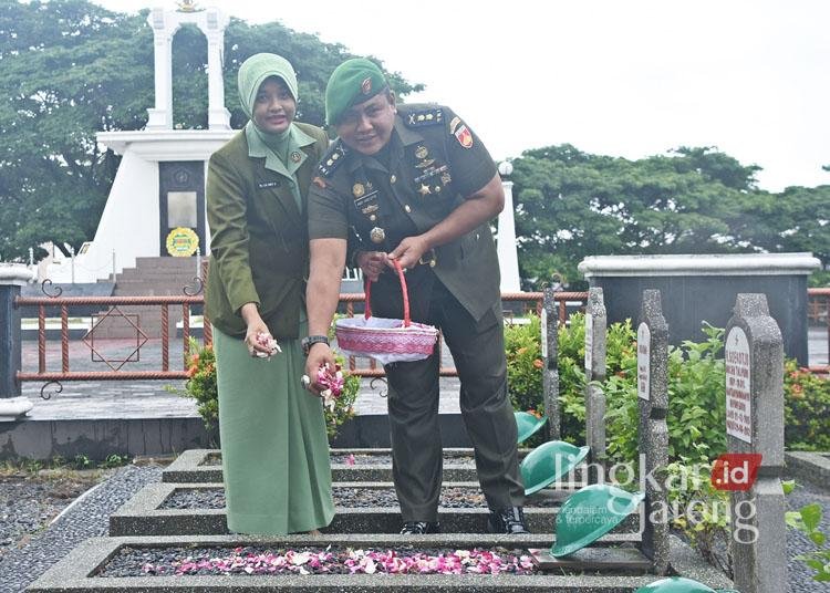 Kapendam IV/Diponegoro, Letkol Inf Andy Soelistyo, bersama istri sedang menabur bunga di Taman Makam Pahlawan (TMP) Giri Tunggal, Semarang, pada Rabu, 8 Januari 2025. (Dok. Pribadi/Lingkarjateng.id)