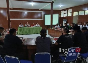 Pertemuan sejumlah pihak terkait dugaan kasus ilegal logging di Kantor Perhutani KPH Randublatung, Blora, baru-baru ini. (Dok. Pribadi/Lingkarjateng.id)