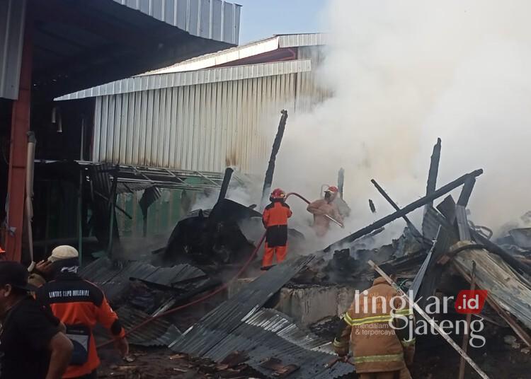 Petugas pemadam kebakaran tengah melakukan proses pendinginan api yang membakar Pasar Induk Cepu, Kabupaten Blora, pada Minggu, 26 Januari 2025. (Dok. Damkar Blora/Lingkarjateng.id)