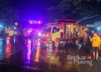 Satlantas Polresta Pati tengah mengevakuasi truk mitsubishi yang mengalami kecelakaan di Jalan Pantura Pati-Rembang, turut Desa Jembangan, Kecamatan Batangan, Kabupaten Pati pada Jumat petang, 3 Januari 2025. (Setyo Nugroho/Lingkarjateng.id)