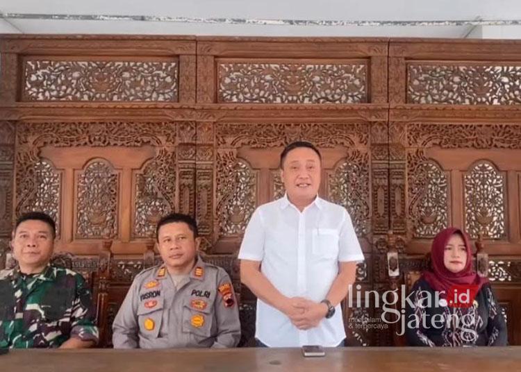 Ketua DPD Aprisindo, Sugito, saat membuat video permintaan maaf di Kantor Kecamatan Mayong, Kabupaten Jepara, pada Selasa, 14 Januari 2025. (Tomi Budianto/Lingkarjateng.id)