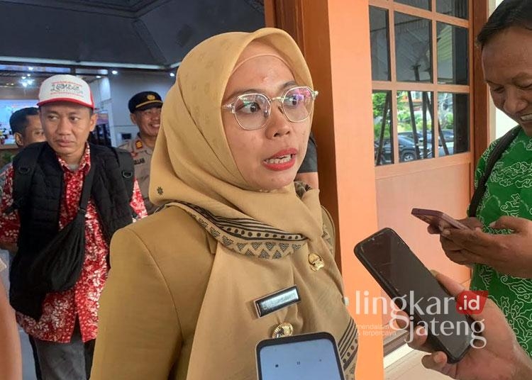 Khawatir Jebol Lagi, Pemkab Demak Ungkap BBWS Kesulitan Buat Tanggul Permanen 25 Bupati Demak, Eisti’anah Memeberikan Keterangan Perihal Penguatan Tanggul di Demak, Sabtu 25 Januari 2025 (Dok. M. BURHAN A/LINGKAR)