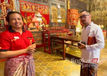 Wakil Menteri Kebudayaan, Giring Ganesha, saat mengunjungi Klenteng Cu An Kiong yang berada di Desa Soditan, Kecamatan Lasem, Kabupaten Rembang, pada Sabtu, 25 Januari 2025. (Rembangkab/Lingkarjateng.id)