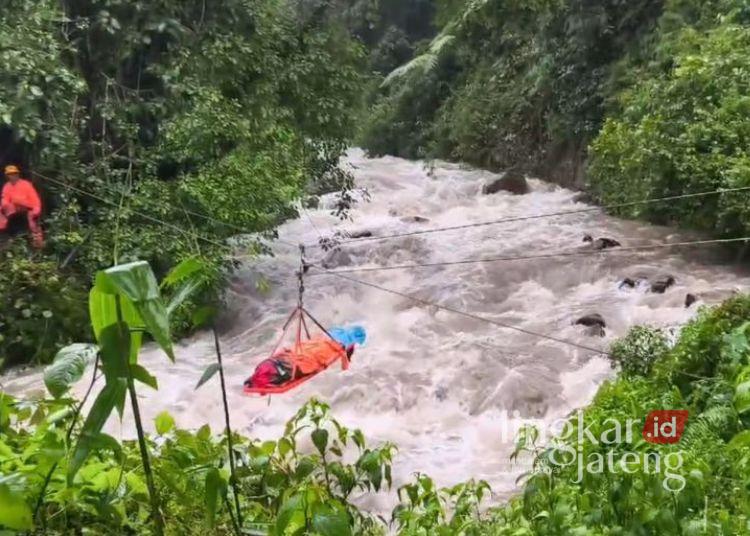 Korban Longsor di Pakisaji Jepara Ditemukan Tewas Tertimbun Material 25 EVAKUASI: Tim BPBD bersama tim gabungan melakukan evakuasi korban longsor yang selamat di Desa Tanjung, Kecamatan Pakisaji, Kabupaten Jepara, Jawa Tengah, dengan melintasi arus sungai deras menggunakan tali pada Rabu, 29 Januari 2025. (BPBD Jepara/Lingkar.news)