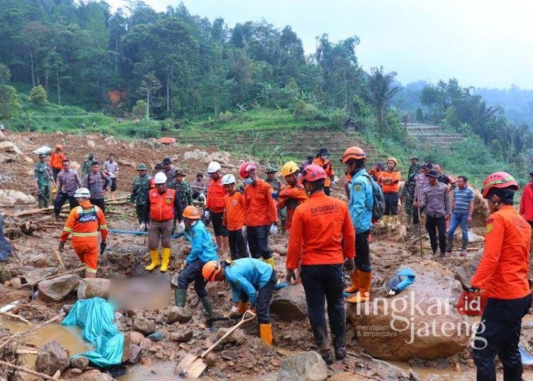 EVAKUASI: Petugas gabungan menemukan korban longsor di sekitar Desa Kasimpar, Petungkriyono, Kanupaten Pekalongan pada Jumat, 24 Januari 2025. (Polres Pekalongan/Lingkarjateng.id)