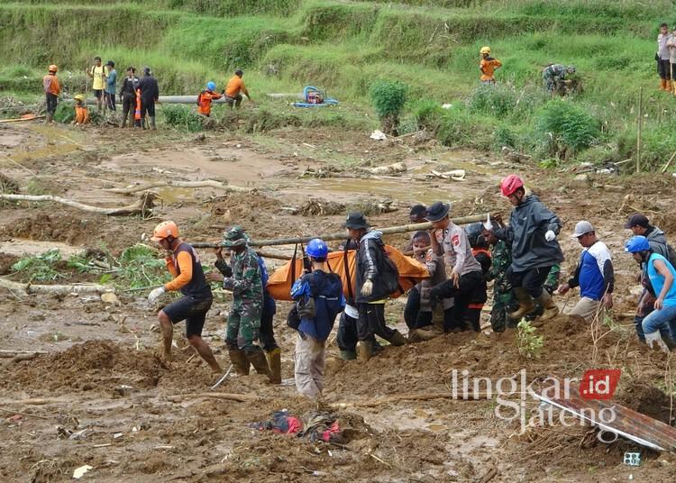 Tim SAR gabungan mengevakuasi korban longsor di Desa Kasimpar, Kecamatan Petungkriyono, Kabupaten Pekalongan, pada Kamis, 23 Januari 2025. (Kodim Pekalongan/Lingkarjateng.id)