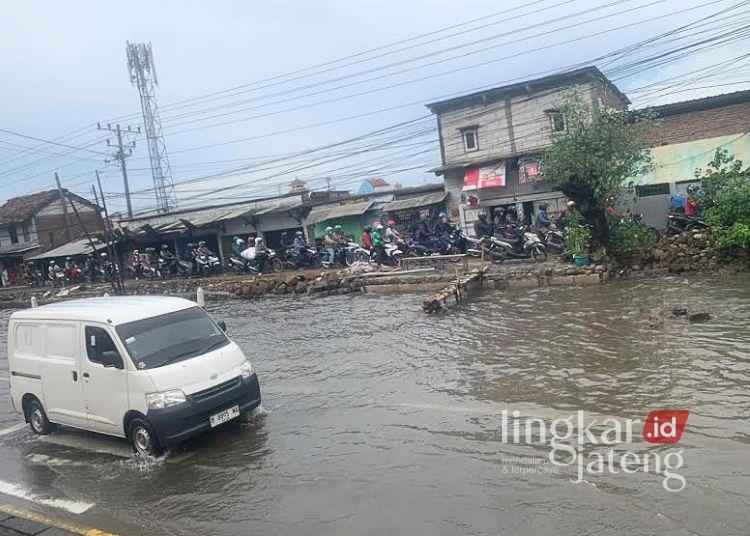 BANJIR ROB: Kendaraan menerjang genangan banjir rob di Demak, Jalan Pantura Sayung-Demak pada Senin, 20 Januari 2025. (M. Burhanuddin Aslam/Lingkarjateng.id)