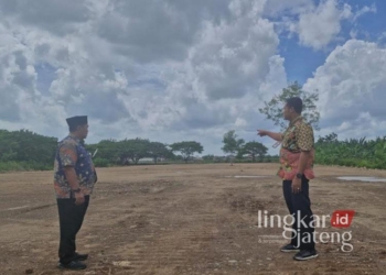 Lahan lokasi pembangunan gedung perpustakaan baru milik Pemkab Kudus yang berada di area Balai Jagong, Kelurahan Wergu Wetan, Kecamatan Kudus Kota, yang sudah selesai dilakukan pengurugan tanah. (Nisa Hafizhotus S./Lingkarjateng.id)