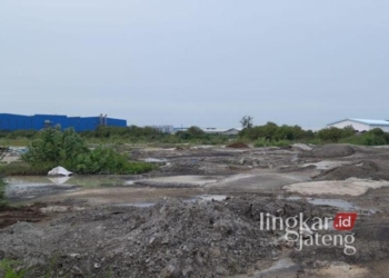 Limbah beton ready mix yang telah mengeras di pinggiran Jalan Pelabuhan Kendal, Kamis, 2 Januari 2025. (Syahril Muadz/Lingkarjateng.id)