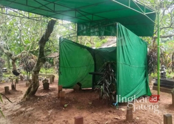 Makam Warga Semarang Korban Dugaan Pengeroyokan Oknum Polresta Yogyakarta akan Dibongkar 26 Makam Darso, warga Kampung Gilisari, Kelurahan Purwosari, Kecamatan Mijen, Kota Semarang, yang diduga menjadi korban pengeroyokan oleh enam oknum anggota Polresta Yogyakarta, Minggu, 12 Januari 2025. (Rizky Syahrul Al-Fath/Lingkarjateng.id)