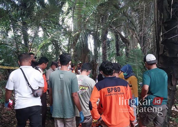 EVAKUASI: Proses evakuasi korban gantung diri di Punden Masin, Desa Kandangmas, Kecamatan Dawe, Kabupaten Kudus, Jumat, 3 Januari 2025. (Nisa Hafizhotus Syarifa/Lingkarjateng.id)