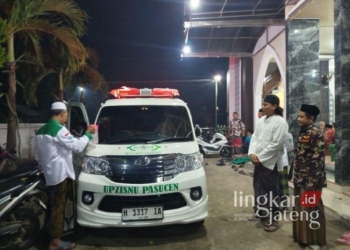 SIMBOLIS: Peluncuran mobil layanan umat Nahdlatul Ulama Ranting Pasucen di halaman Masjid Al Fitroh, Desa Pasucen, Kecamatan Trangkil, Kabupaten Pati pada Senin, 6 Januari 2025. (UPZISNU Pasucen/Lingkarjateng.id)