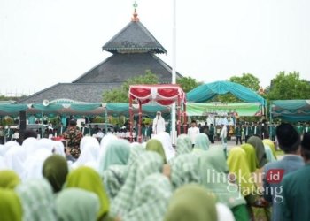Bupati Demak Eisti’anah saat memimpin Apel Akbar Kebangsaan Harlah NU Ke-102 Tahun 2025, bertempat di Alun-alun Demak, Senin 27 Januari 2025. (M Burhanuddin Aslam/Lingkarjateng.id)