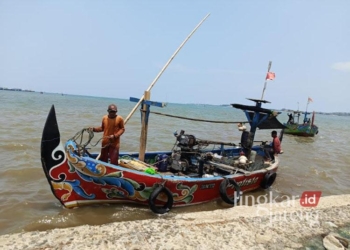 Nelayan di Kabupaten Jepara hendak menyandarkan kapal di dermaga. (Muhammad Aminudin/Lingkarjateng.id)