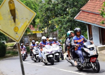 ILUSTRASI : Tukang ojek di kawasan wisata Muria, Kudus. (Nisa Hafizhotus S./Lingkarjateng.id)