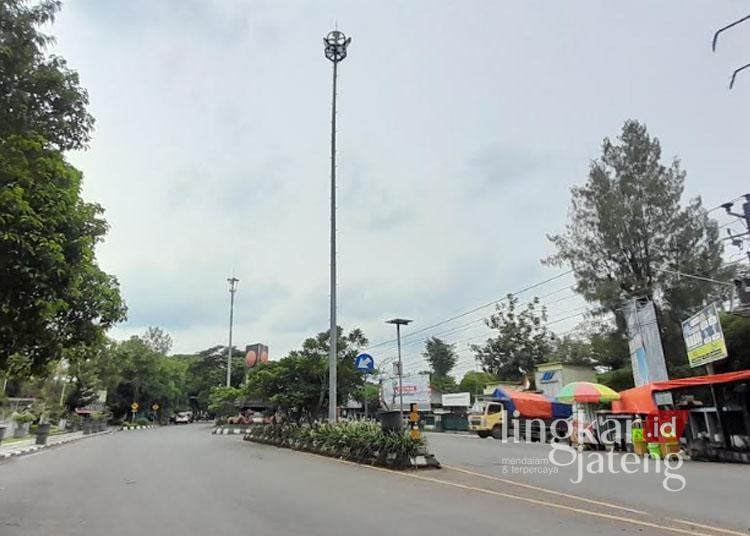 Pemkab Blora Berencana Tambah Ratusan PJU, Ini Sasaran Daerahnya 25 PJU di depan Kantor DPRD Kabupaten Blora. (Eko Wicaksono/Lingkarjateng.id)